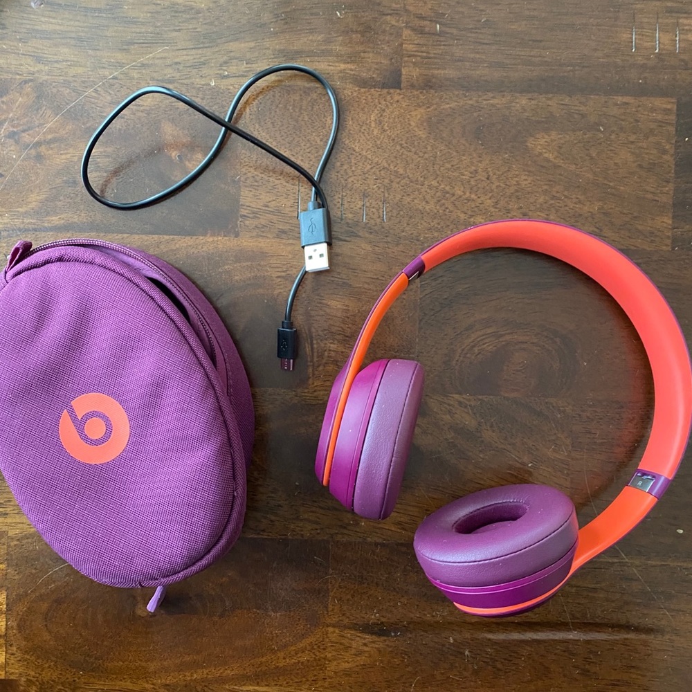 Beats solo 3. Lightly used.